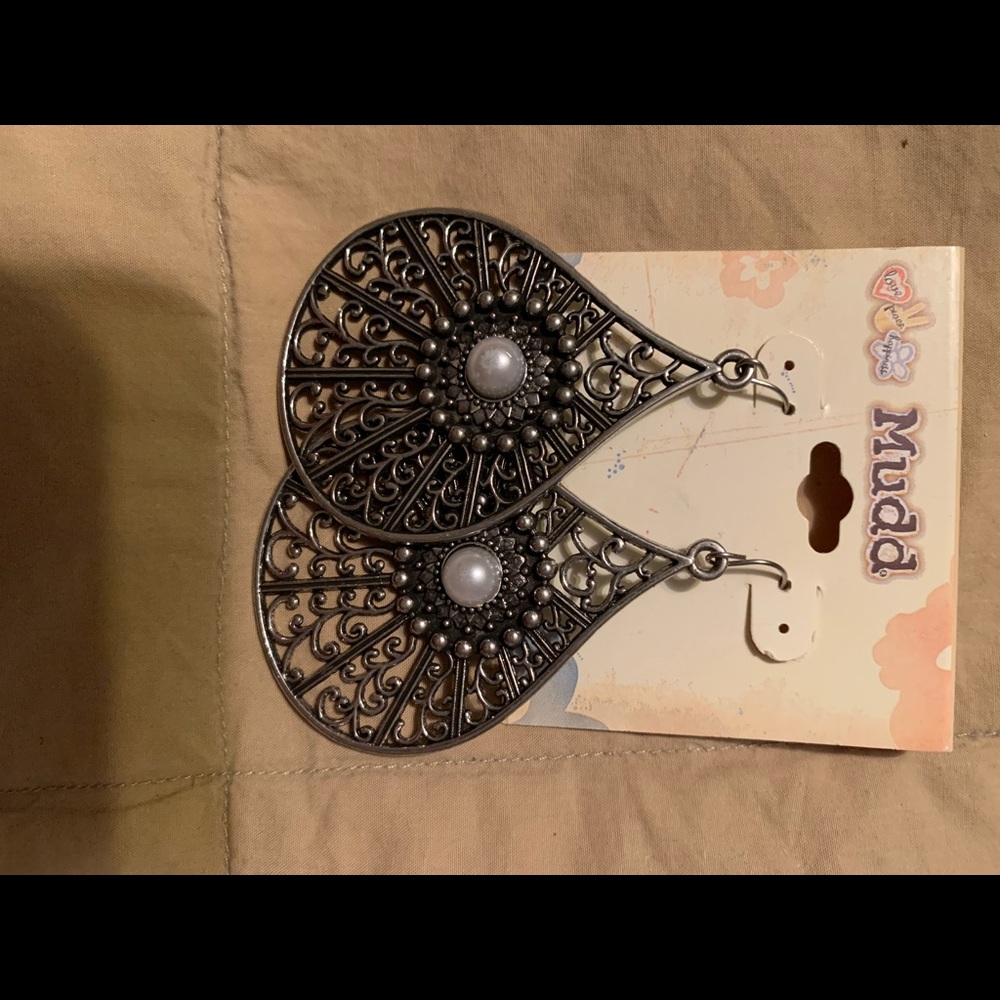 5/$25 NWT Mudd brand silver tone big earrings w/ pearl accent! Boho style.